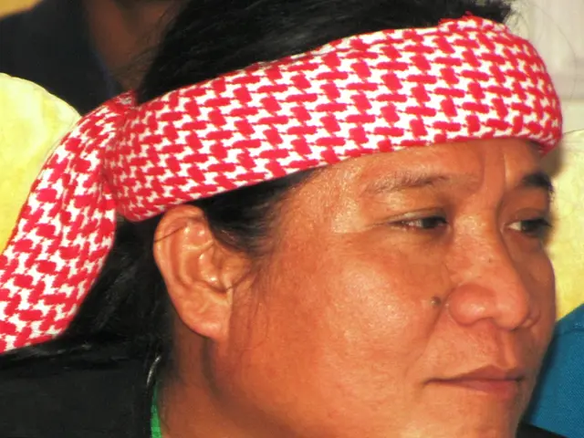 Stylish Fashion Statement at Wimbledon: Jo Whiley's Vibrant Violet-Blue Ensemble Turns Heads