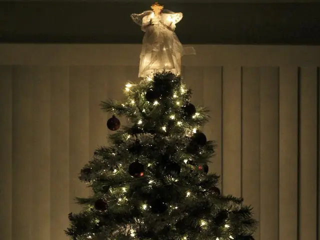 Craft an ivy-laced crab apple garland for organic holiday embellishments